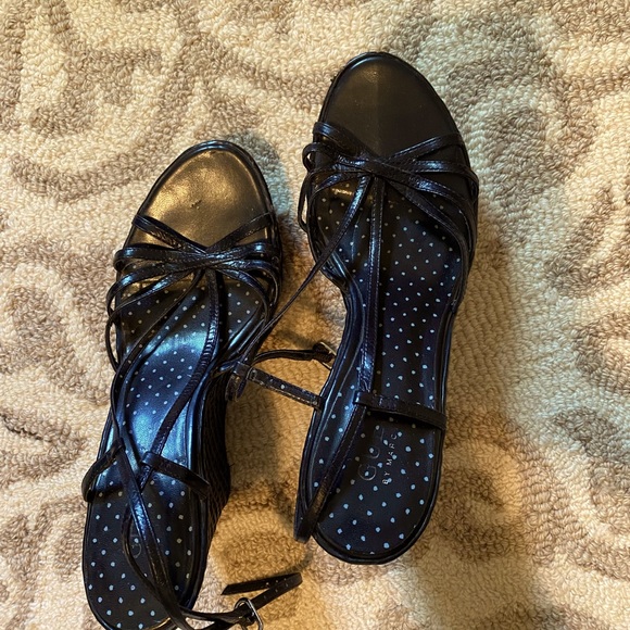 90’s Guess platform sandals 6 1/2 - Picture 2 of 3